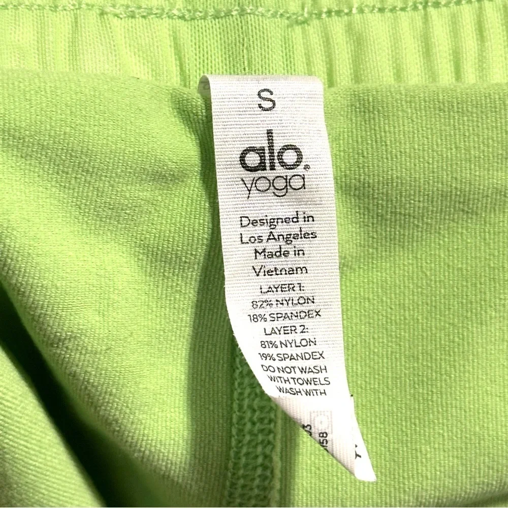 Alo Yoga Ambience Shorts Green Apple Small